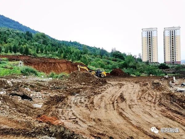 假日也不鬆手 昭通融創鳳凰山文旅小鎮項目建設熱火朝天