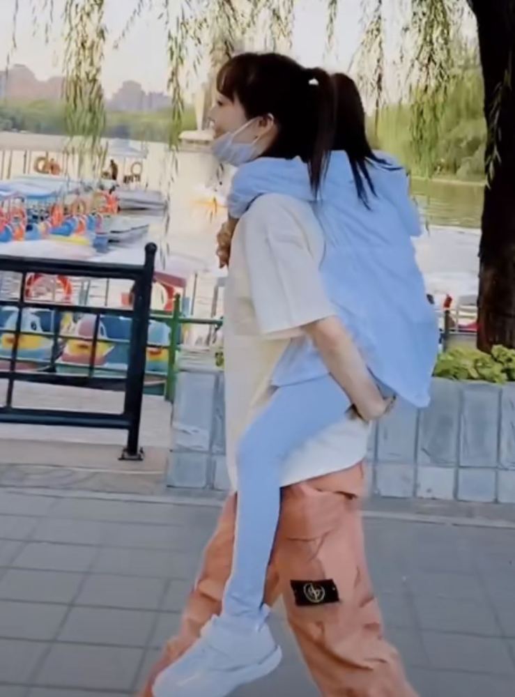 李小璐|李小璐说甜馨影响她行走江湖，偶遇贾乃亮，提到甜馨表情不自然