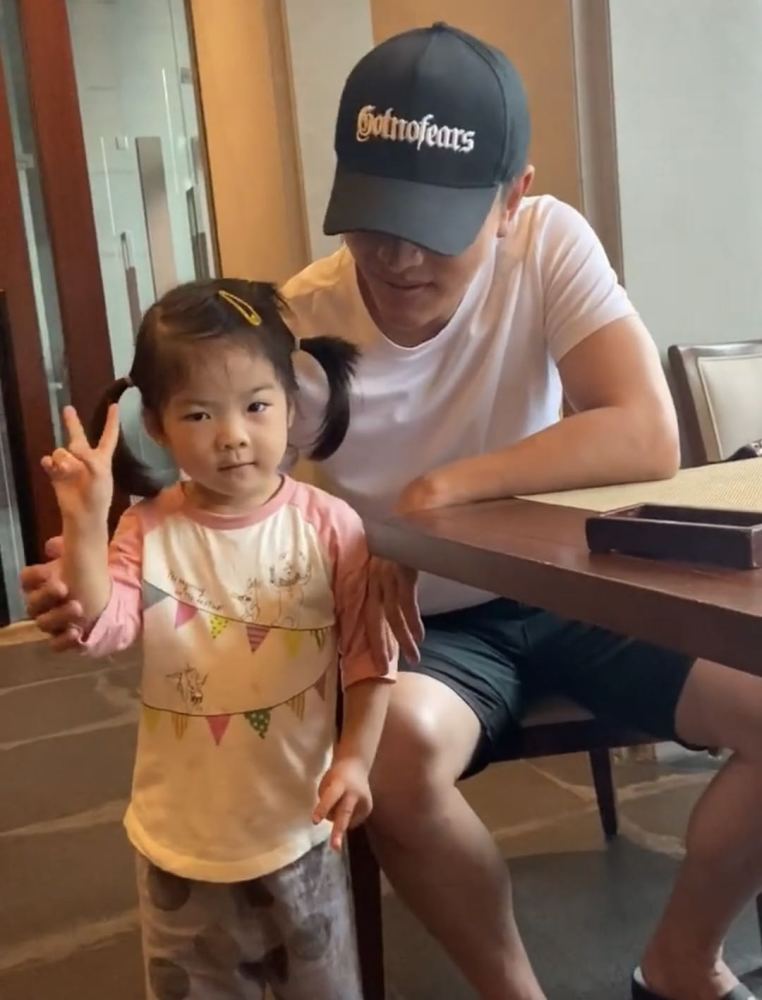 李小璐|李小璐说甜馨影响她行走江湖，偶遇贾乃亮，提到甜馨表情不自然