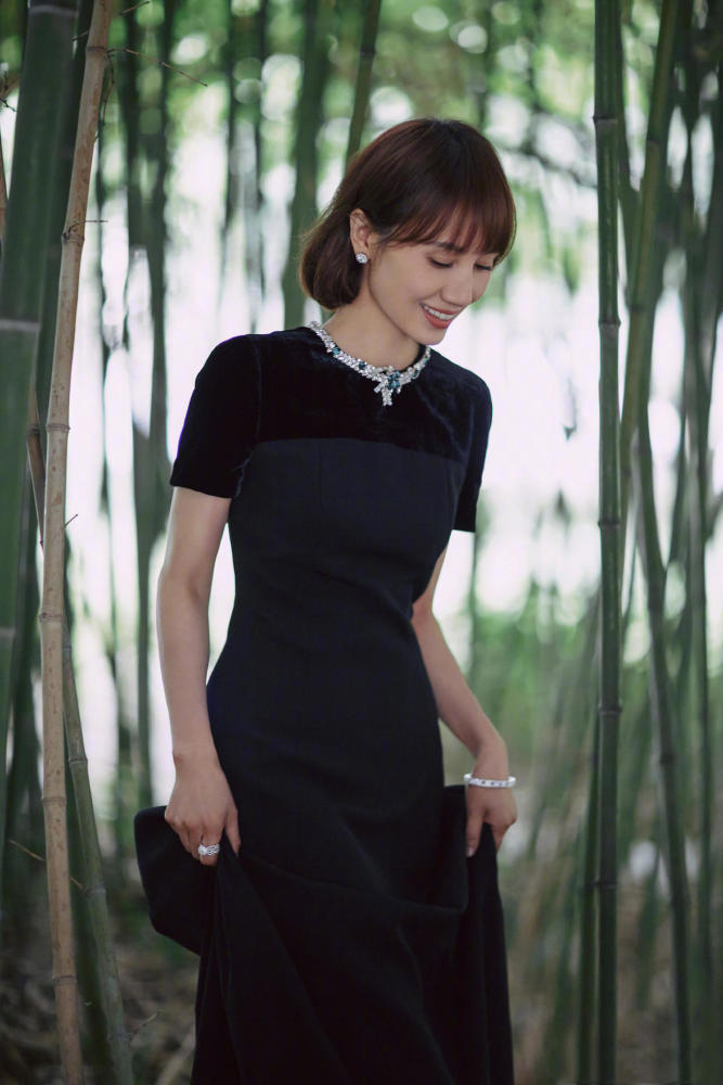 "袁泉"的穿搭才叫精致,一袭黑色连衣裙佩戴高级珠宝,气质绝佳