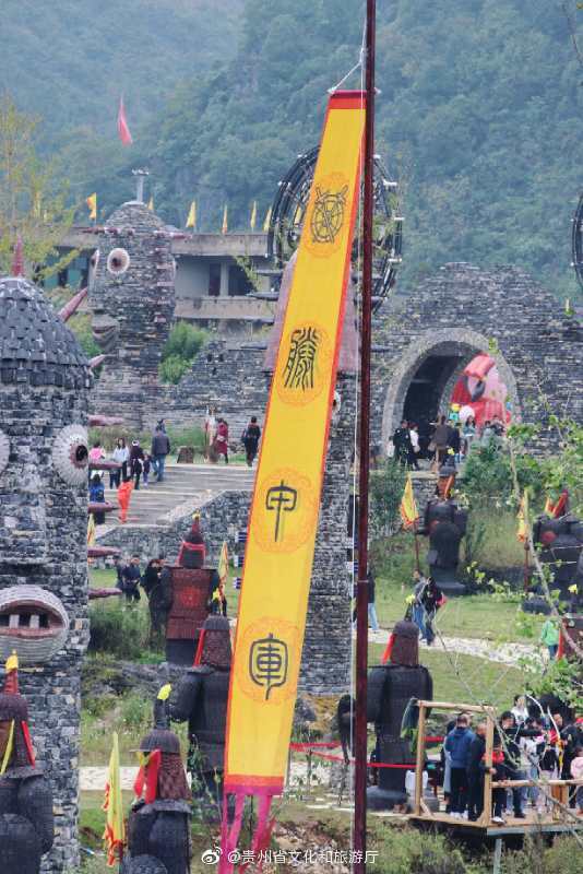 走进"乡愁阿歪寨·神秘藤甲谷"