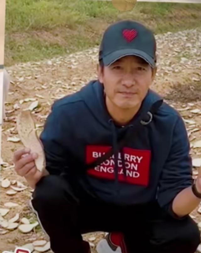 郭晓东|郭晓东晒回村干农活视频，和村民一起下地，姿势专业超卖力