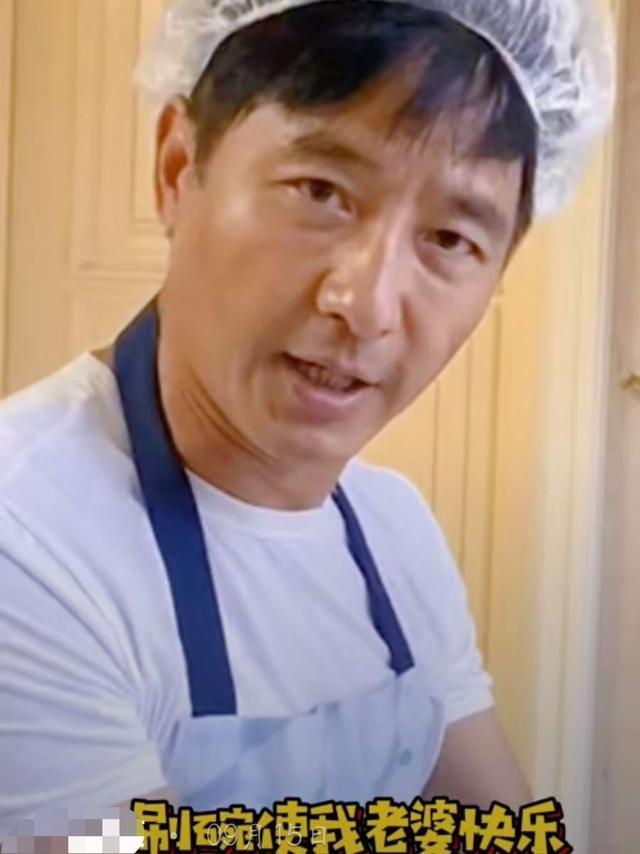 郭晓东|郭晓东晒回村干农活视频，和村民一起下地，姿势专业超卖力