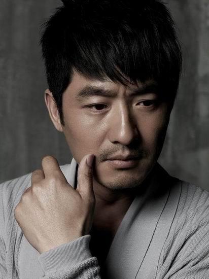 郭晓东|郭晓东晒回村干农活视频，和村民一起下地，姿势专业超卖力