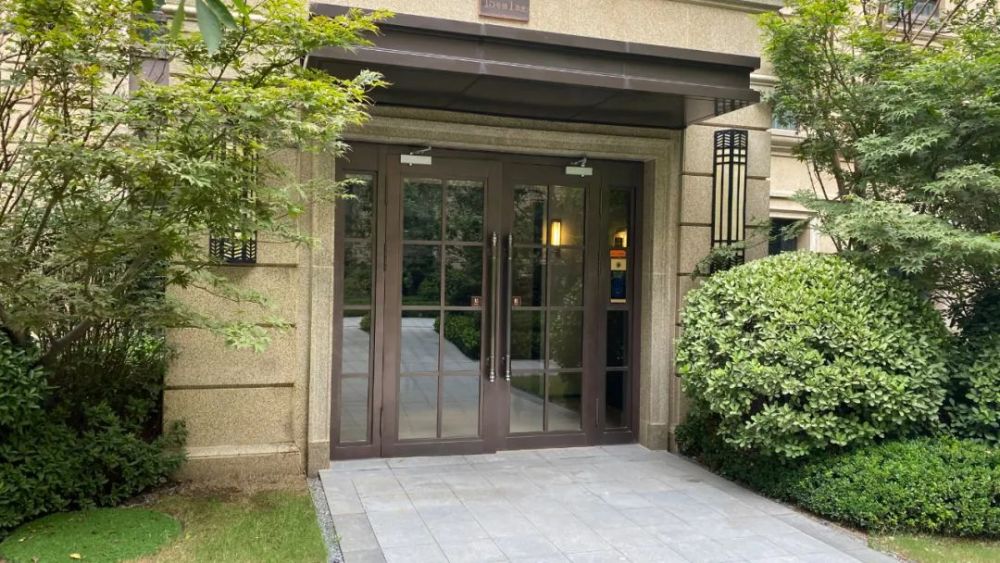 随后我们随机进入一个楼栋内部,看看楼梯间,入户门,入户大堂等公共
