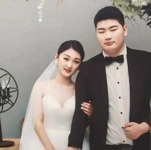 朱之文|大衣哥儿媳妇真懂事，开豪车送新婆婆赶集，小伟也主动帮老婆拎包