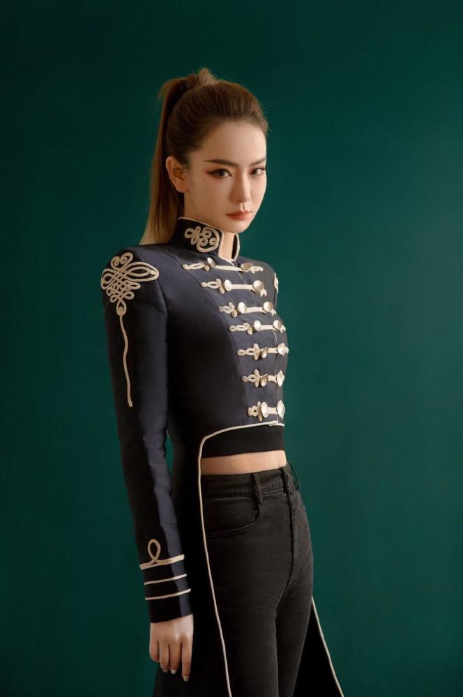 戚薇才是霸道女总裁,精致服装凸显好身材,利落高马尾时尚感满满_腾讯