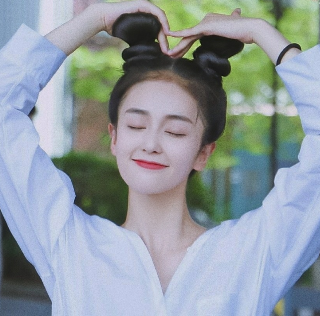 半是蜜糖半是伤演员比心白鹿超可爱看到罗云熙还会用道具