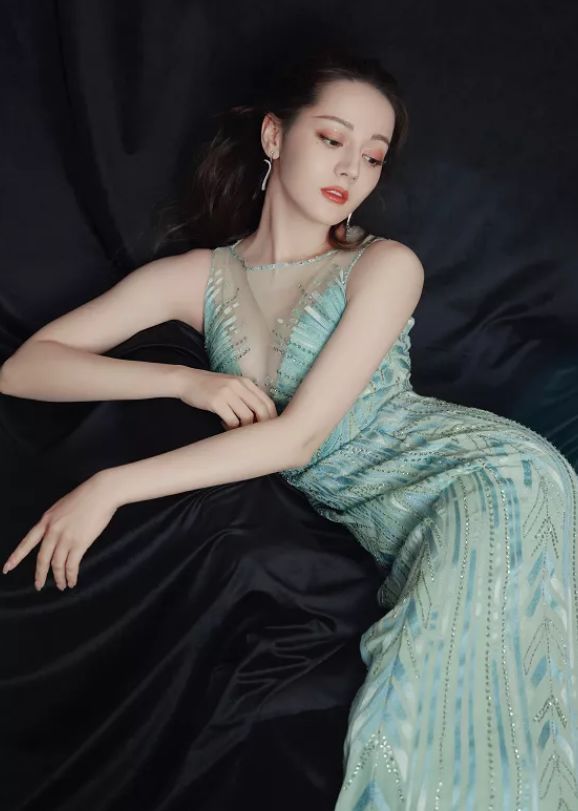 迪丽热巴|迪丽热巴穿“V领”造型！不用手遮挡，身材令全场大开眼界！