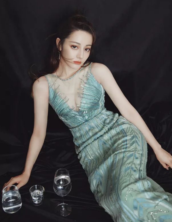 迪丽热巴|迪丽热巴穿“V领”造型！不用手遮挡，身材令全场大开眼界！