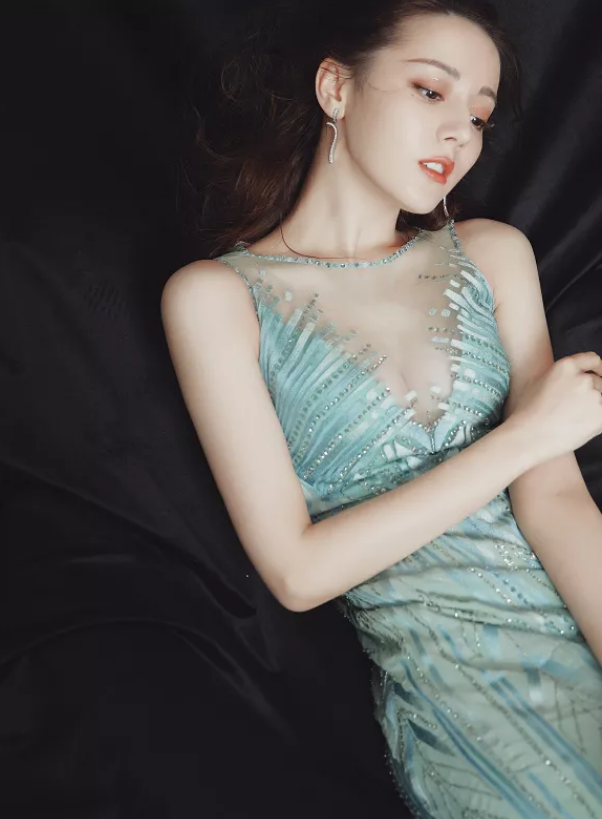 迪丽热巴|迪丽热巴穿“V领”造型！不用手遮挡，身材令全场大开眼界！