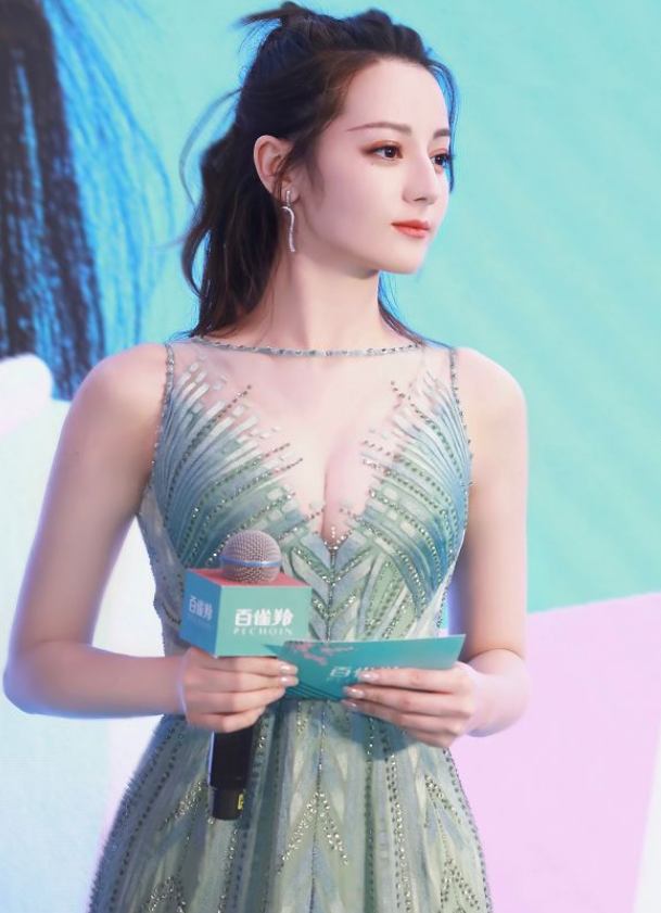 迪丽热巴|迪丽热巴穿“V领”造型！不用手遮挡，身材令全场大开眼界！