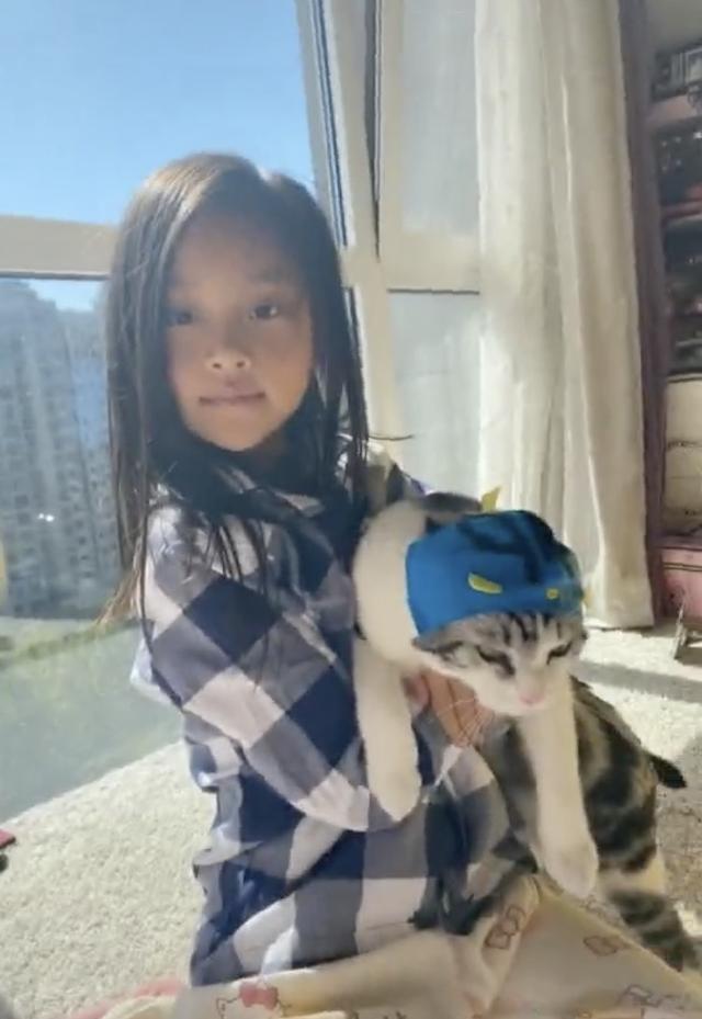 甜馨|李小璐带女儿外出游玩，母女俩潮范儿十足，甜馨颜值越来越高