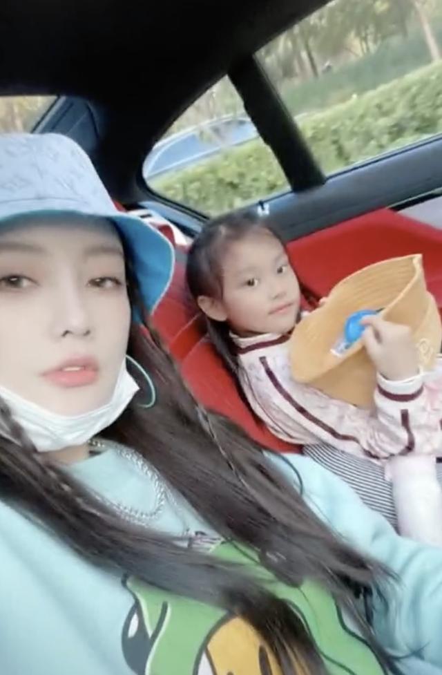 甜馨|李小璐带女儿外出游玩，母女俩潮范儿十足，甜馨颜值越来越高