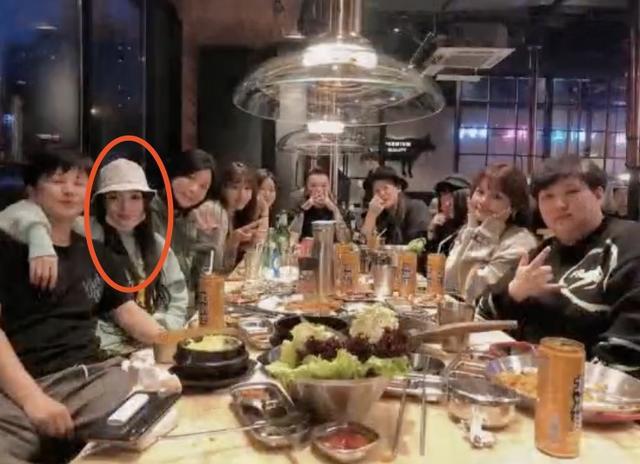 甜馨|李小璐带女儿外出游玩，母女俩潮范儿十足，甜馨颜值越来越高