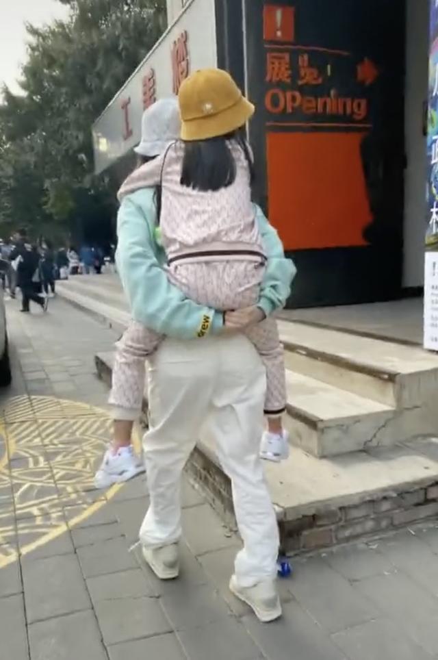 甜馨|李小璐带女儿外出游玩，母女俩潮范儿十足，甜馨颜值越来越高