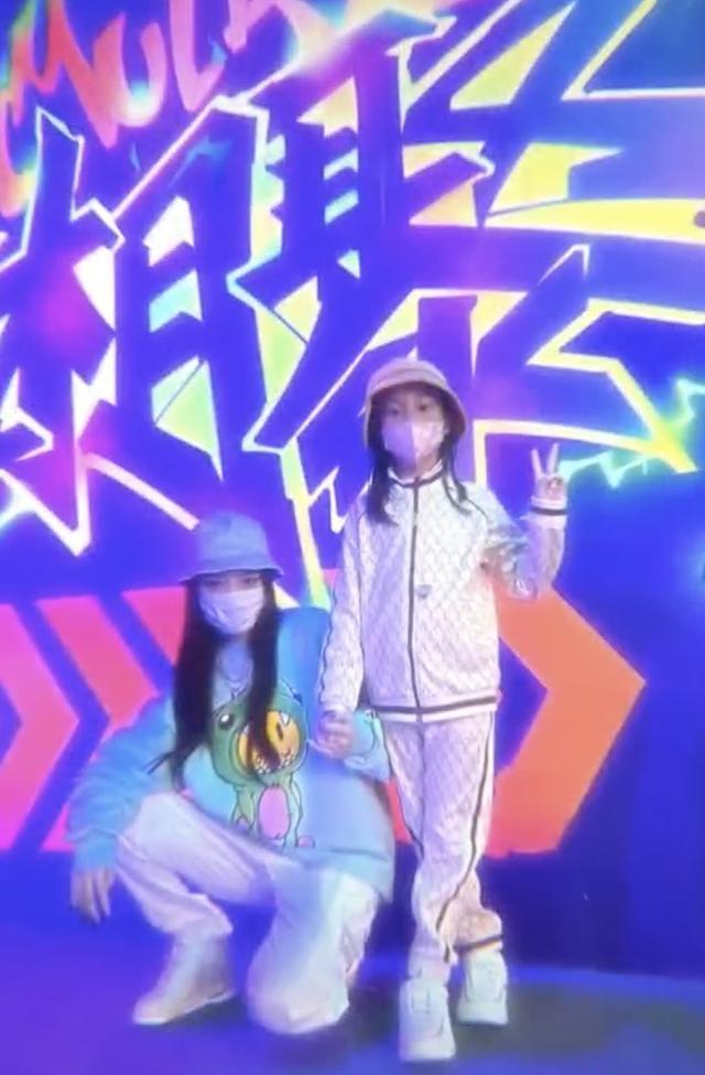 甜馨|李小璐带女儿外出游玩，母女俩潮范儿十足，甜馨颜值越来越高