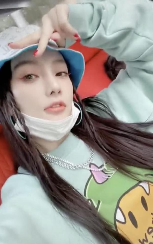 甜馨|李小璐带女儿外出游玩，母女俩潮范儿十足，甜馨颜值越来越高