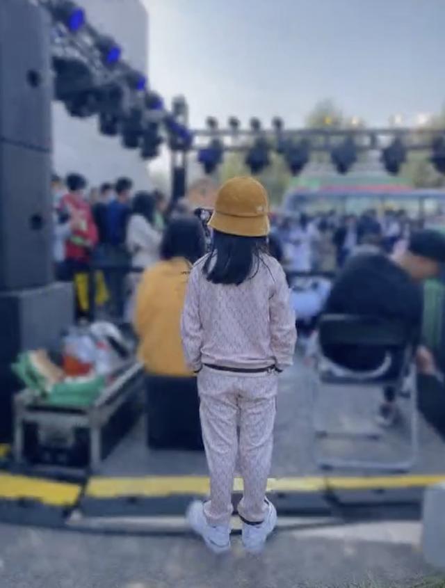 甜馨|李小璐带女儿外出游玩，母女俩潮范儿十足，甜馨颜值越来越高