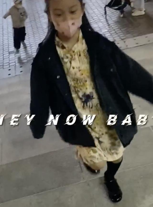 甜馨|李小璐带女儿外出游玩，母女俩潮范儿十足，甜馨颜值越来越高