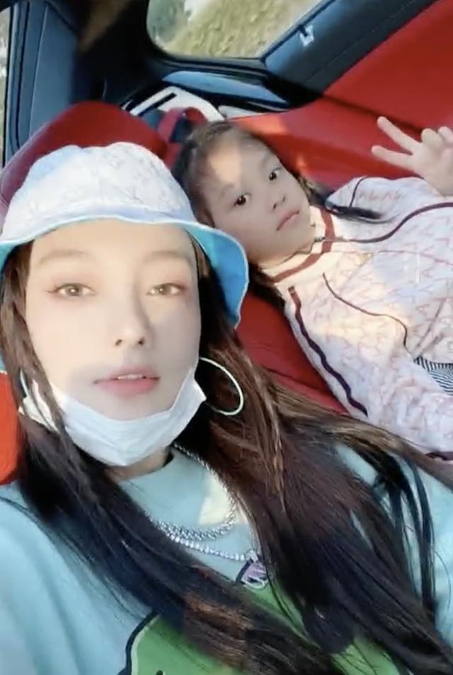 甜馨|李小璐带女儿外出游玩，母女俩潮范儿十足，甜馨颜值越来越高