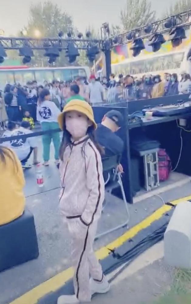 甜馨|李小璐带女儿外出游玩，母女俩潮范儿十足，甜馨颜值越来越高