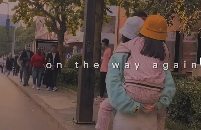 甜馨|李小璐带女儿外出游玩，母女俩潮范儿十足，甜馨颜值越来越高