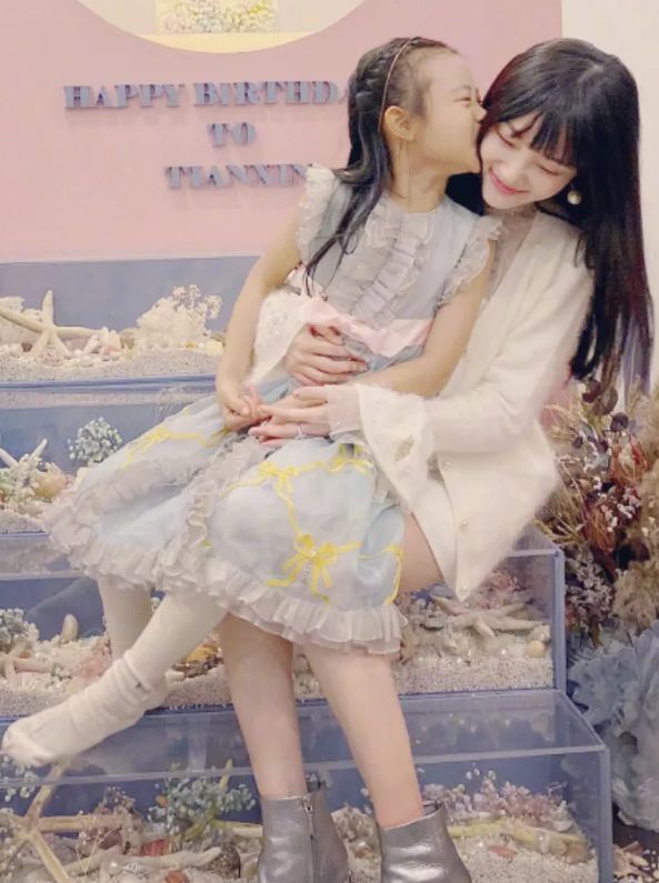 李小璐|李小璐晒女儿“p图过度”！甜馨被P成网红锥子脸，贾乃亮评论区沦陷了！