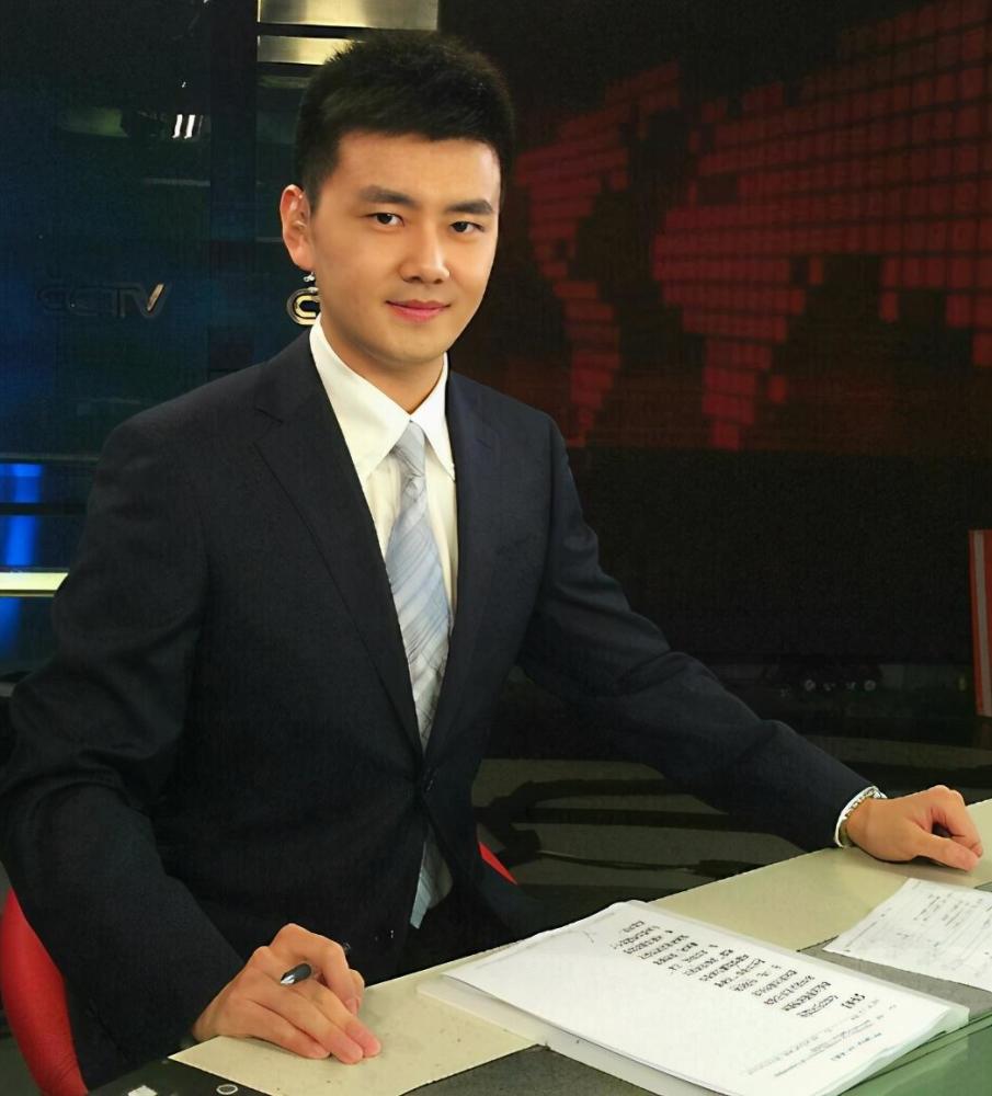 严於信:央视最年轻新闻联播主持人,撞脸宁泽涛,被指英年早婚