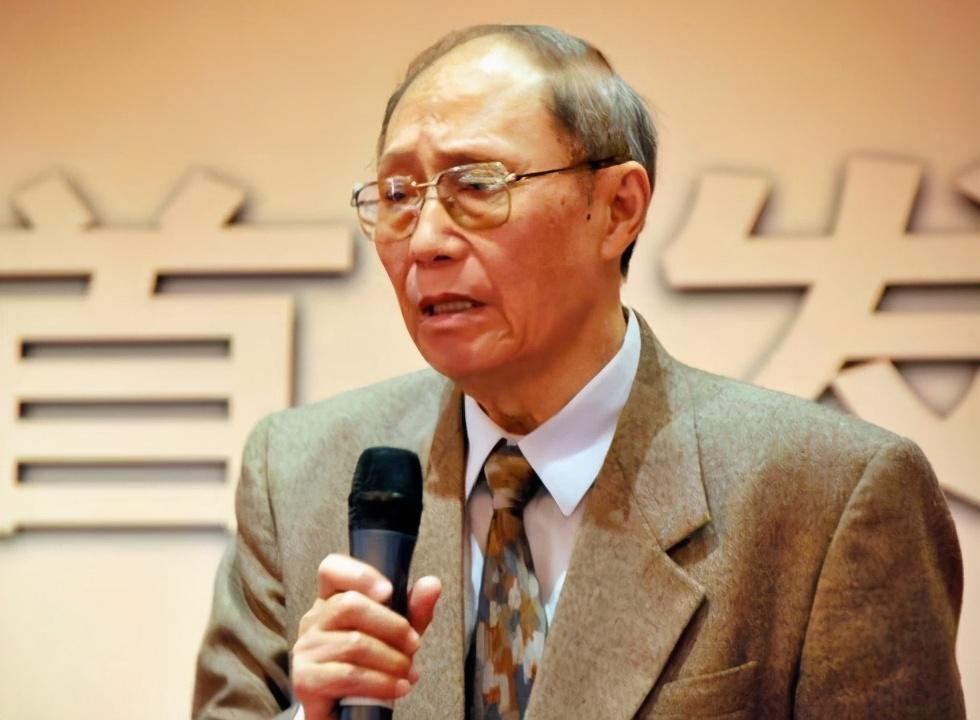 易中天中年时为何选择离开武大?采访时他曾表示:武汉天气太热