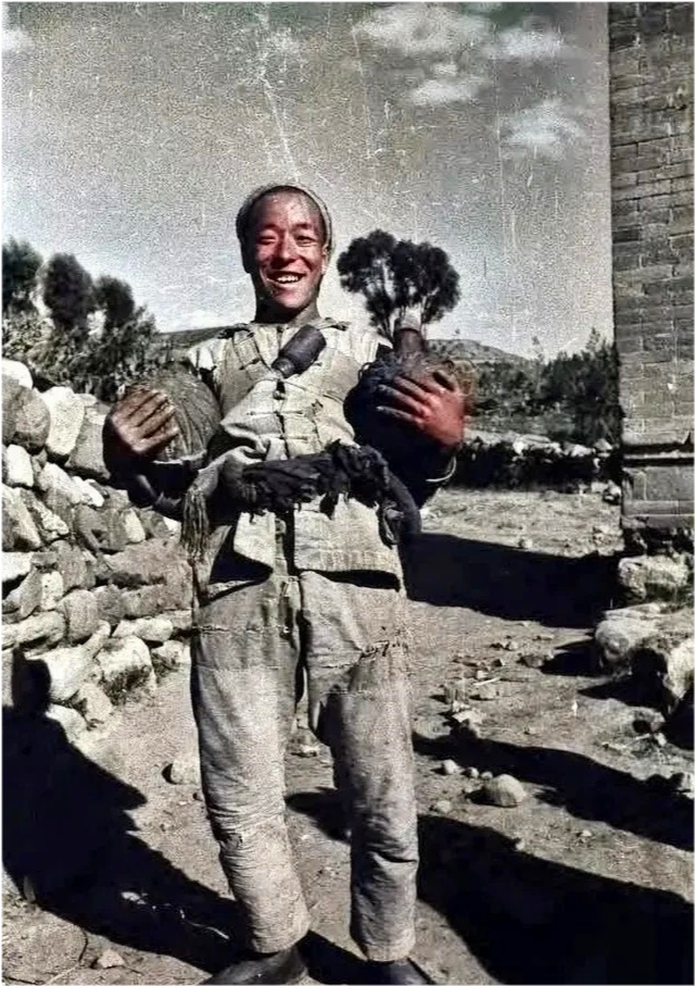 一组八路军老照片图6战士酷似黄渤图9战士手持汤姆逊冲锋枪