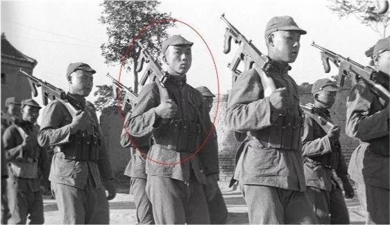 特别是中间这位战士,面对镜头,模样俊俏,眼神中透着军人特有的那种