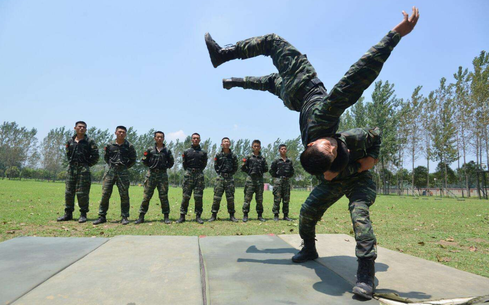 特种兵pk格斗专家,谁更胜一筹?特种兵:怕不小心打死对方