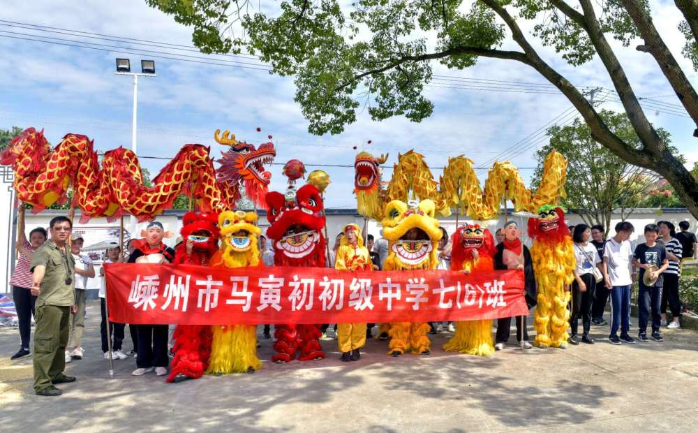 嵊州马寅初中学 一群初中生发起国庆嘉年华 听老兵讲作战故事_腾讯