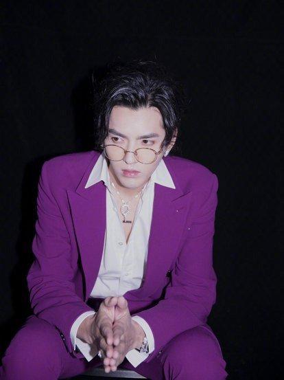 吴亦凡|吴亦凡当众摔麦，不满离场，看傻众人，是真性情，还是输不起！