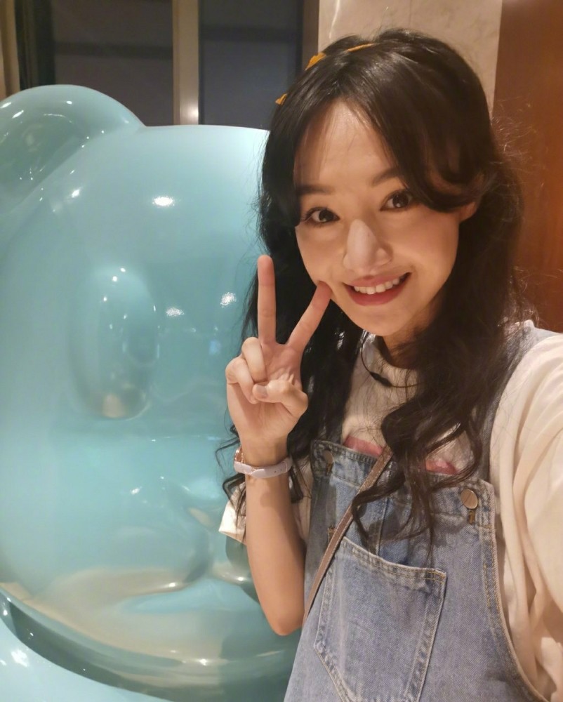 郑爽|郑爽发文：要换不过来啦，蒙被窝似偷笑