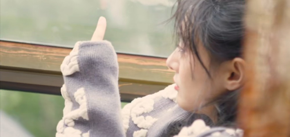 郑爽|郑爽发文：要换不过来啦，蒙被窝似偷笑