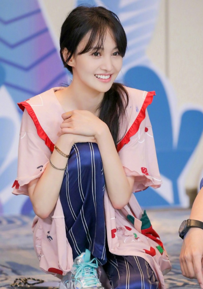 郑爽|郑爽发文：要换不过来啦，蒙被窝似偷笑