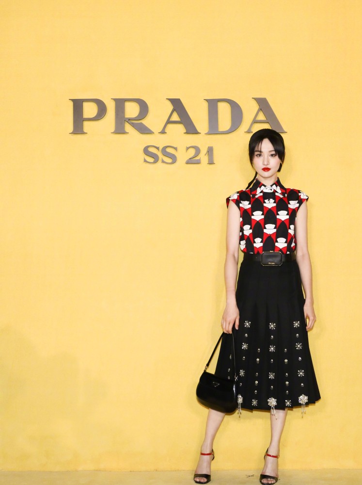 郑爽|郑爽发文：要换不过来啦，蒙被窝似偷笑