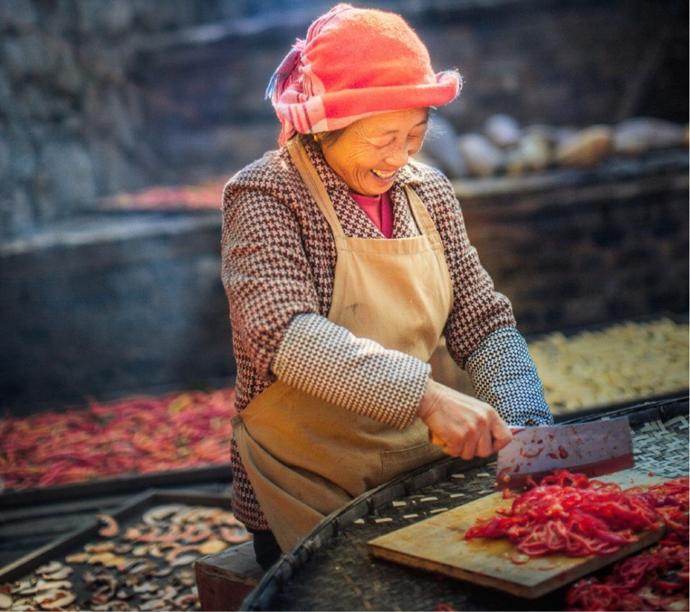 江西有一奇特古村除了油菜梯田还有村民打杂工住别墅