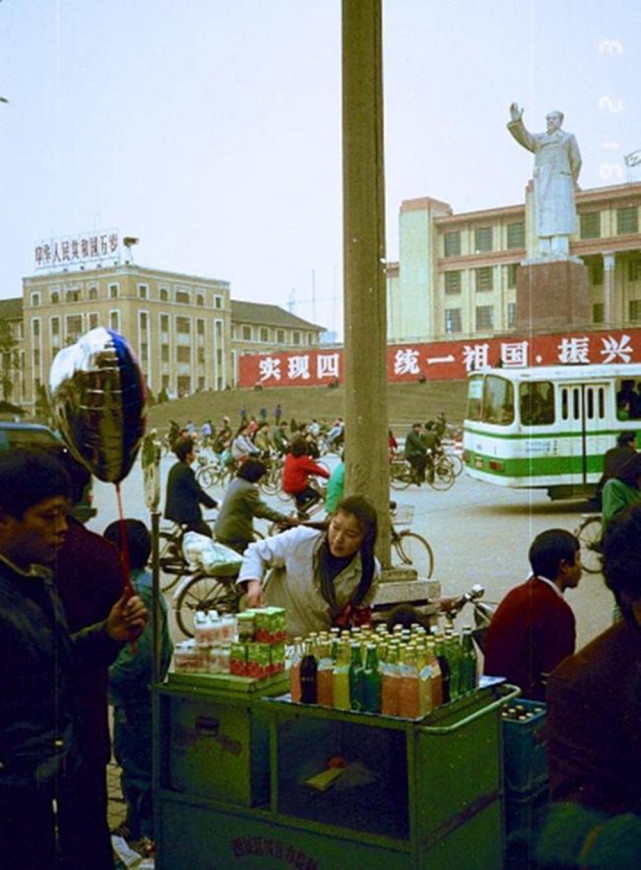 (来自:嬴牟左史)1991年的成都,锦江区一环路附近的街景.