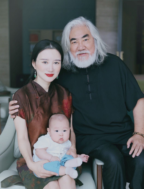 张纪中|张纪中小31岁娇妻深夜回应再婚质疑：人生唯真情真爱最可贵