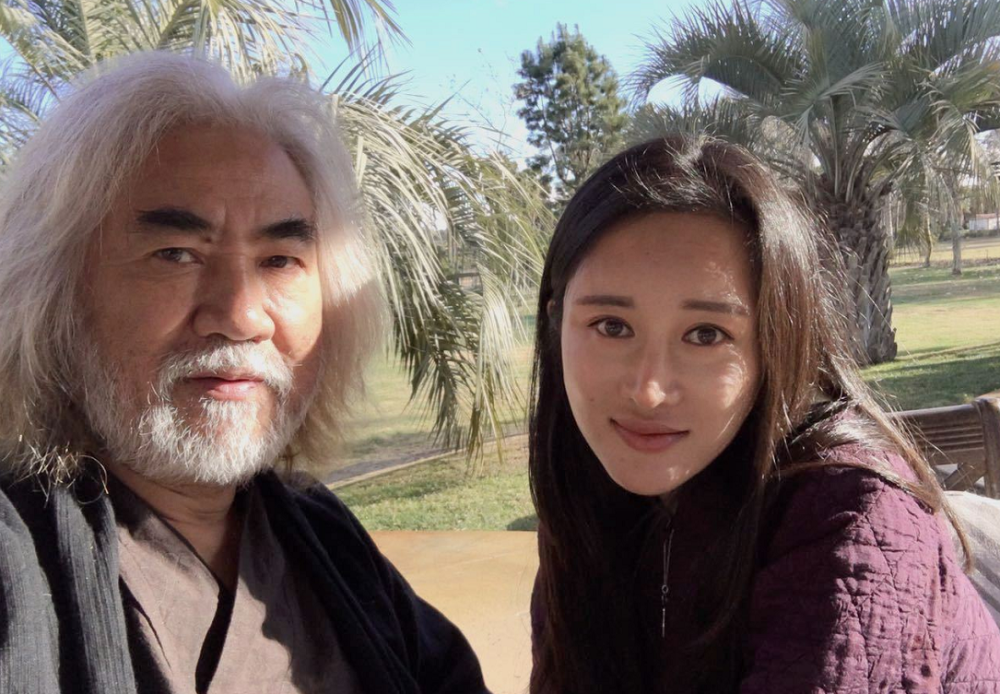 张纪中|张纪中小31岁娇妻深夜回应再婚质疑：人生唯真情真爱最可贵