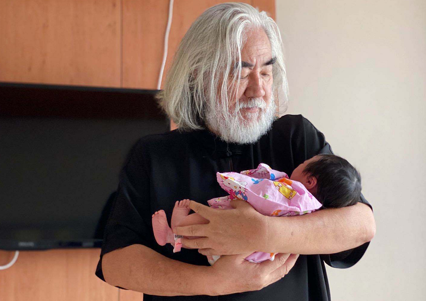 张纪中|张纪中小31岁娇妻深夜回应再婚质疑：人生唯真情真爱最可贵