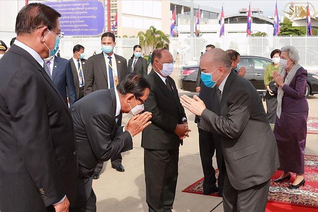 莫尼列|时隔半年83岁柬埔寨太后再来北京！紫裙配丝巾亮相，身材好羡慕