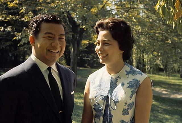 莫尼列|时隔半年83岁柬埔寨太后再来北京！紫裙配丝巾亮相，身材好羡慕