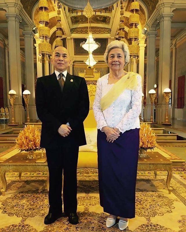 莫尼列|时隔半年83岁柬埔寨太后再来北京！紫裙配丝巾亮相，身材好羡慕