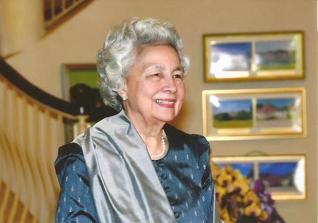 莫尼列|时隔半年83岁柬埔寨太后再来北京！紫裙配丝巾亮相，身材好羡慕