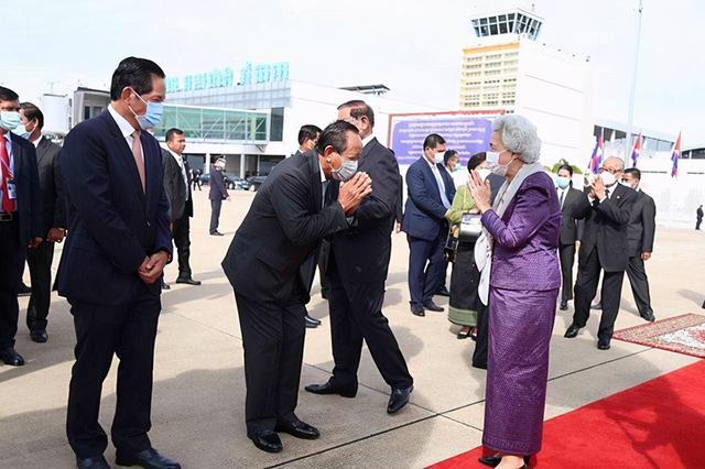 莫尼列|时隔半年83岁柬埔寨太后再来北京！紫裙配丝巾亮相，身材好羡慕