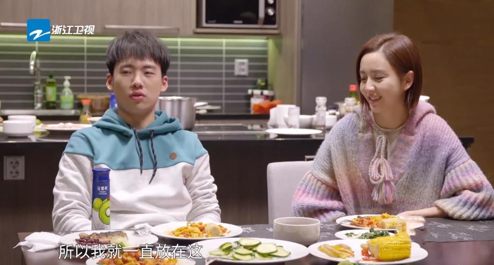 郭麒麟请佟丽娅吃饭谁注意到桌上的菜这才是明星的真实消费